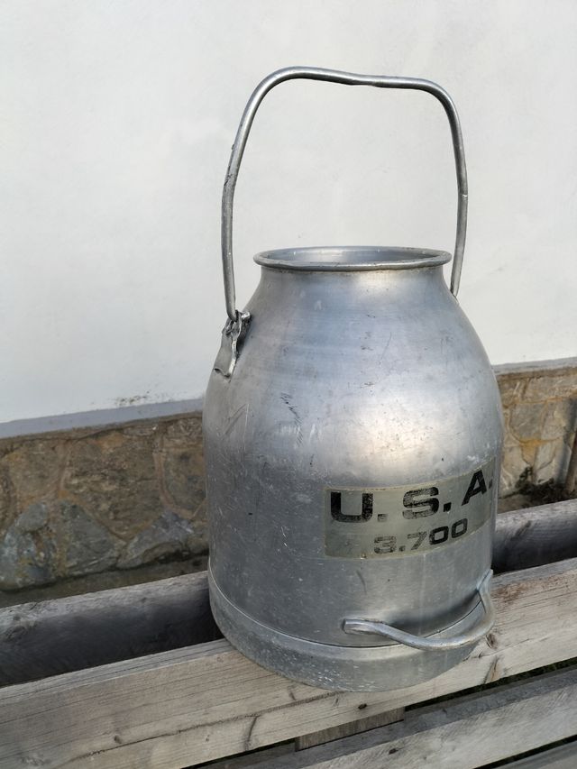 Lechera antigua de aluminio