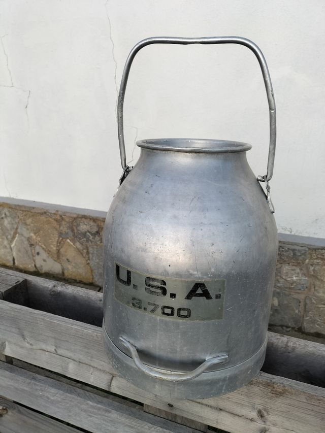 Lechera antigua de aluminio