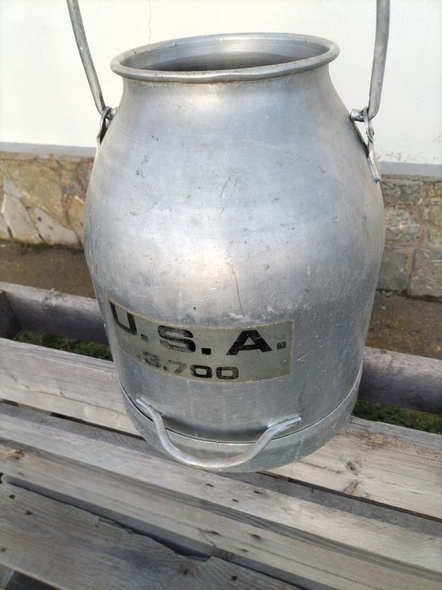 Lechera antigua de aluminio