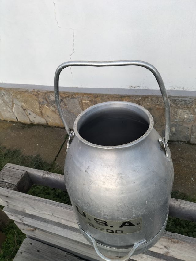 Lechera antigua de aluminio