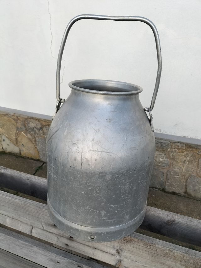 Lechera antigua de aluminio