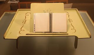 Escritorio de madera plegable de cama