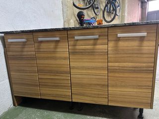 Isla de cocina de madera y granito