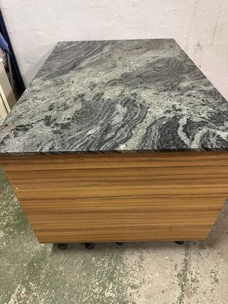 Isla de cocina de madera y granito
