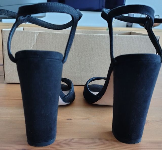 Sandalia tacón color negro