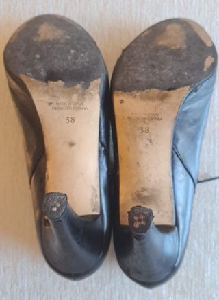 Botines de Tacón Negro con Detalles Metálicos