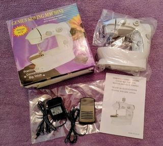 Pequeña máquina de coser a estrenar