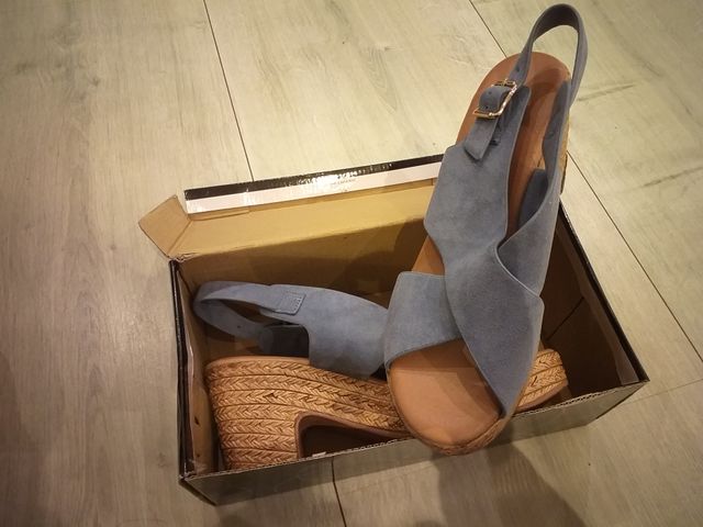 Sandalias azules tacón