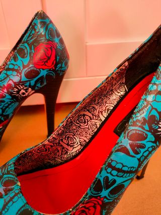 Zapatos tacón calaveras y rosas