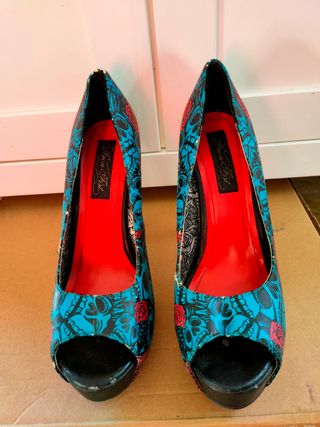 Zapatos tacón calaveras y rosas
