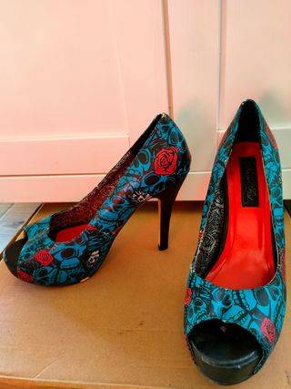 Zapatos tacón calaveras y rosas