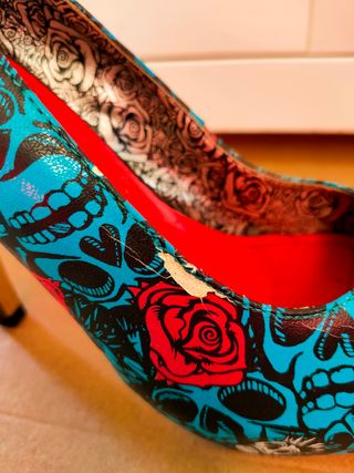 Zapatos tacón calaveras y rosas
