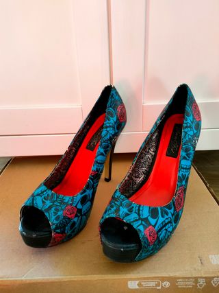 Zapatos tacón calaveras y rosas
