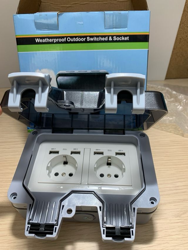 Enchufe doble exterior impermeable con salidas USB