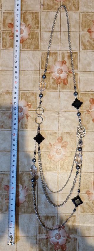 Collana in metallo con ciondoli