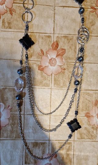 Collana in metallo con ciondoli