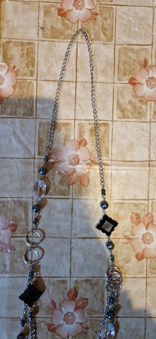 Collana in metallo con ciondoli