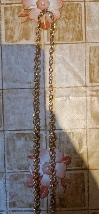 Collana in metallo con ciondoli