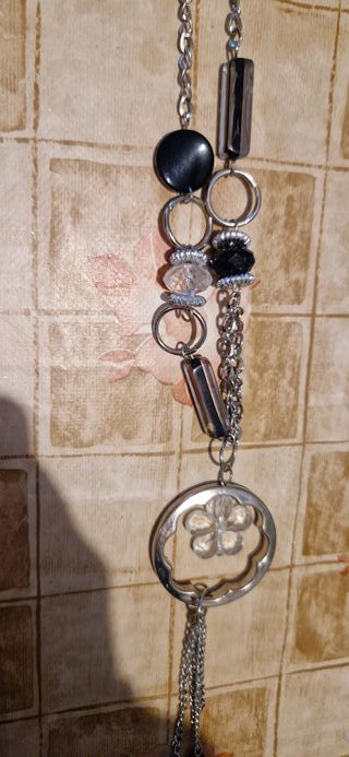 Collana in metallo con ciondoli