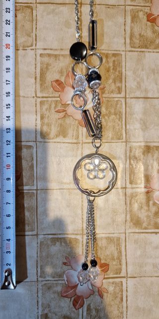 Collana in metallo con ciondoli