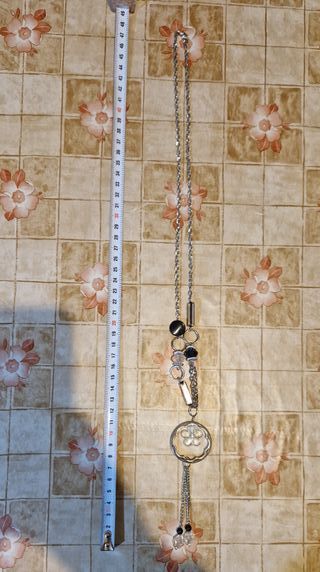 Collana in metallo con ciondoli