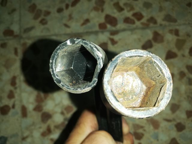 LLAVE COCHE TORNILLOS RUEDA GATO