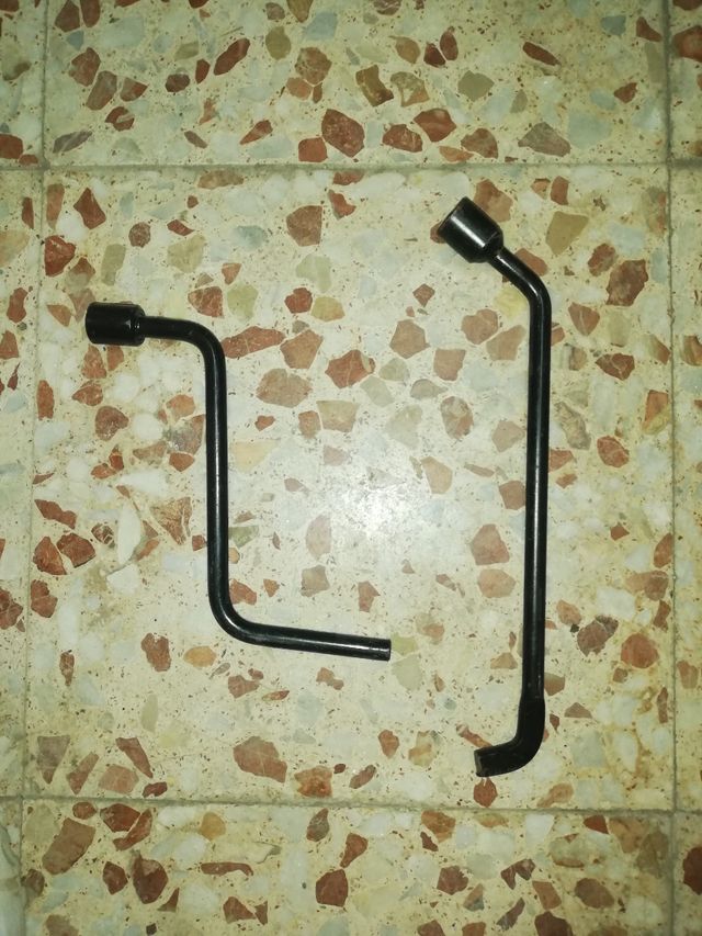 LLAVE COCHE TORNILLOS RUEDA GATO