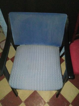Silla de madera tapizada en azul