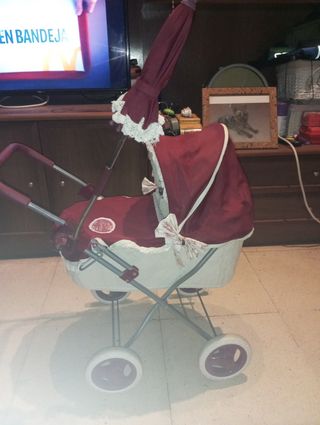 Carrito de muñecas y muñeca