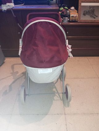 Carrito de muñecas y muñeca