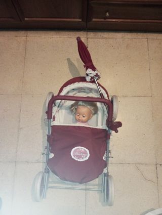 Carrito de muñecas y muñeca