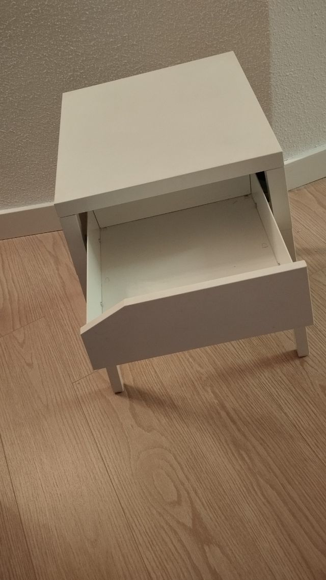 Excelente mesita de metal blanco de Ikea :)