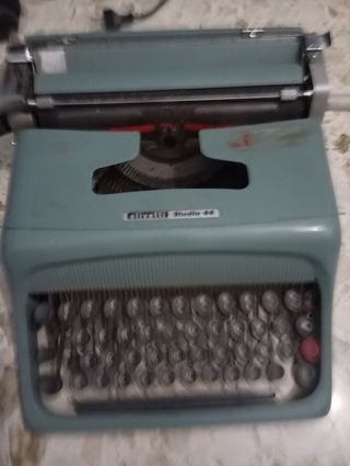 Macchina da scrivere Olivetti studio 44