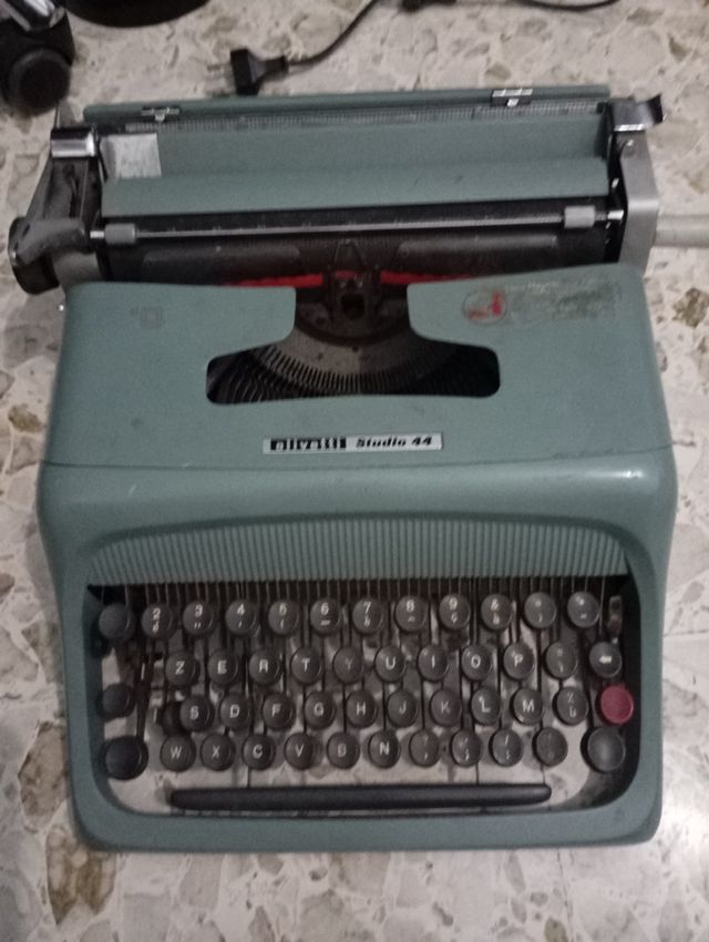 Macchina da scrivere Olivetti studio 44