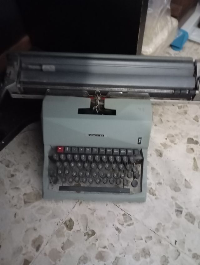 Macchina da scrivere vintage Olivetti 82