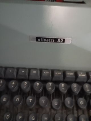 Macchina da scrivere vintage Olivetti 82