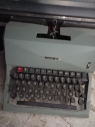 Macchina da scrivere vintage Olivetti 82