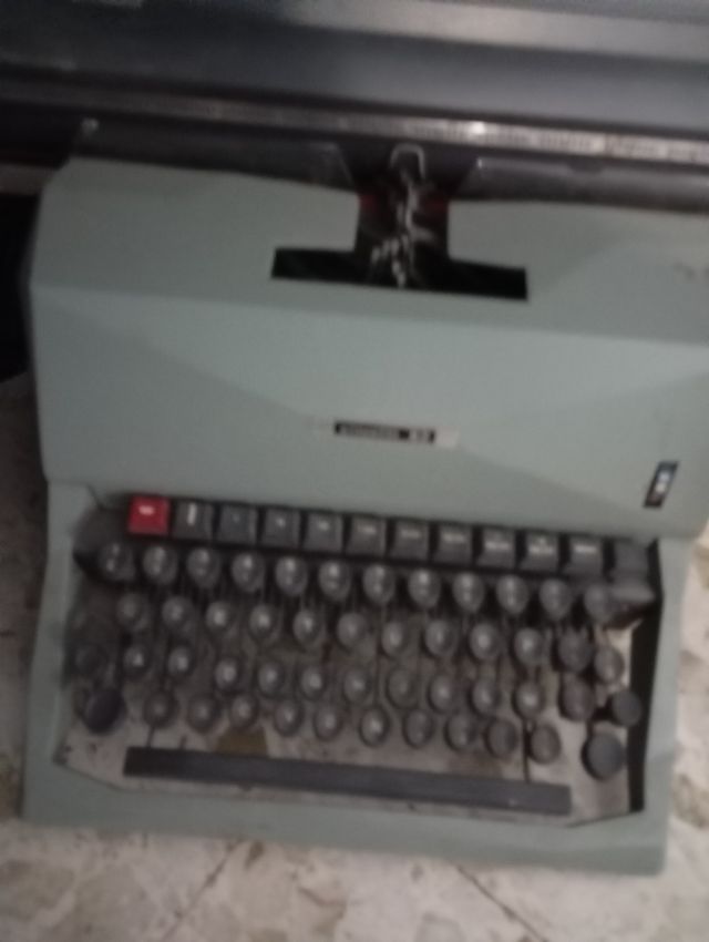 Macchina da scrivere vintage Olivetti 82