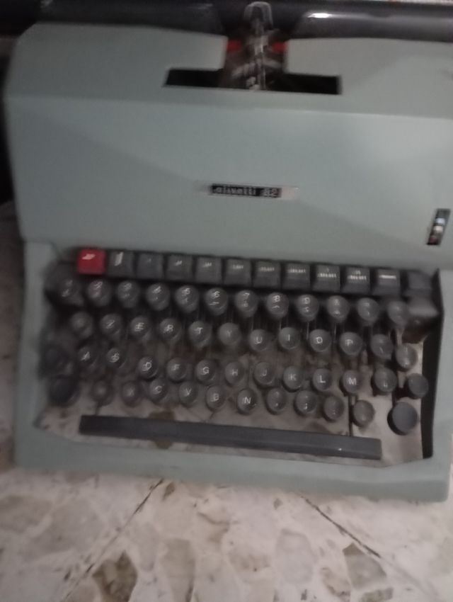 Macchina da scrivere vintage Olivetti 82