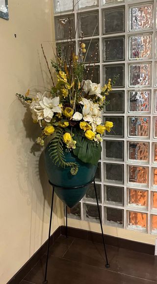 Gran jarrón con peana y arreglo floral