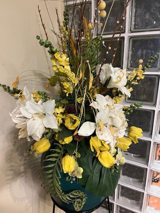 Gran jarrón con peana y arreglo floral