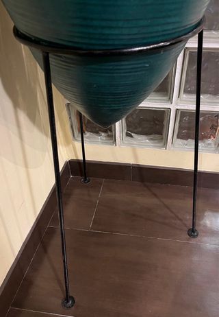 Gran jarrón con peana y arreglo floral