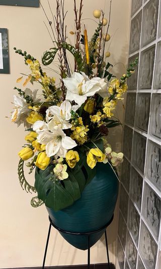 Gran jarrón con peana y arreglo floral