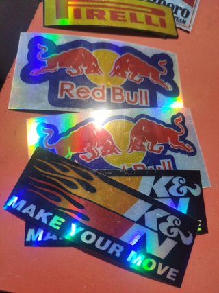 Hacemos pegatinas metalizadas  personalizadas