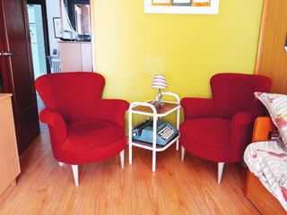 Butacas de color granate dos iguales, con estructu