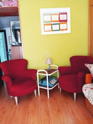 Butacas de color granate dos iguales, con estructu