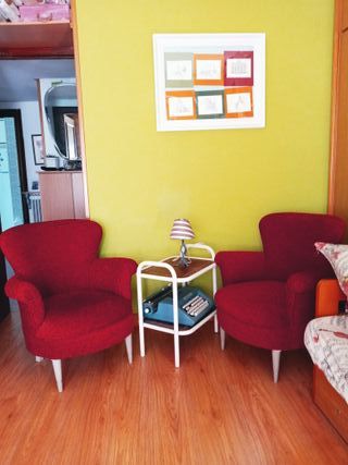 Butacas de color granate dos iguales, con estructu