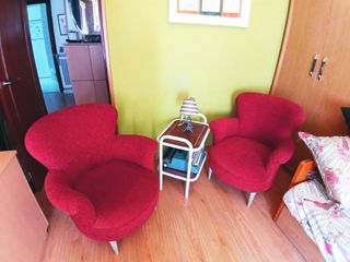 Butacas de color granate dos iguales, con estructu