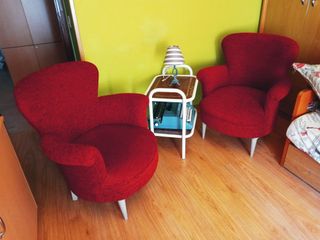 Butacas de color granate dos iguales, con estructu