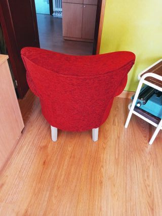 Butacas de color granate dos iguales, con estructu